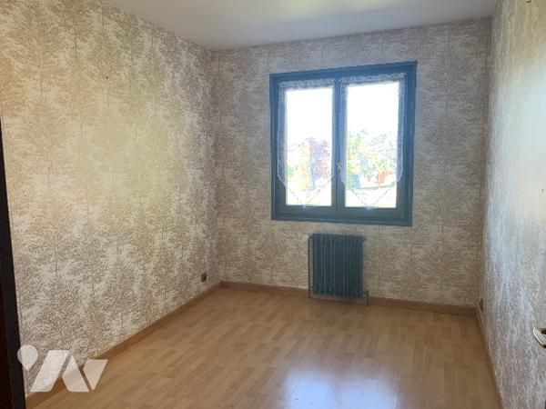 Une maison à usage d'habitation, piscine, dépendance et terrain