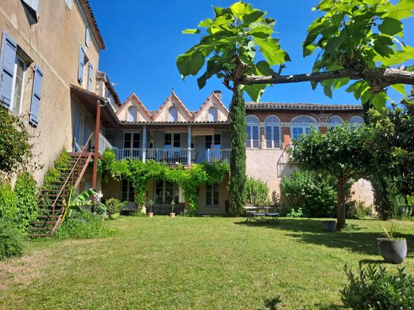 Maison de ville de charme avec jardin et vues