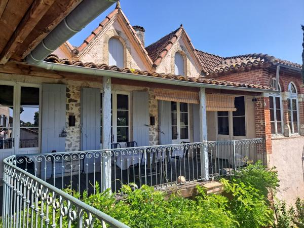 Maison de ville de charme avec jardin et vues