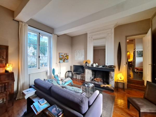 Maison de ville de charme avec jardin et vues