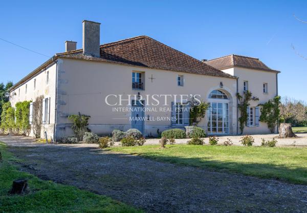 Manoir élégant avec un cottage de garde et des jardins soigneusement aménagés