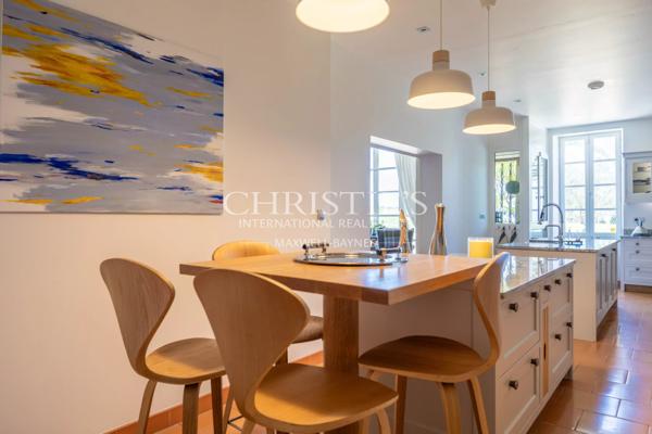 Manoir élégant avec un cottage de garde et des jardins soigneusement aménagés