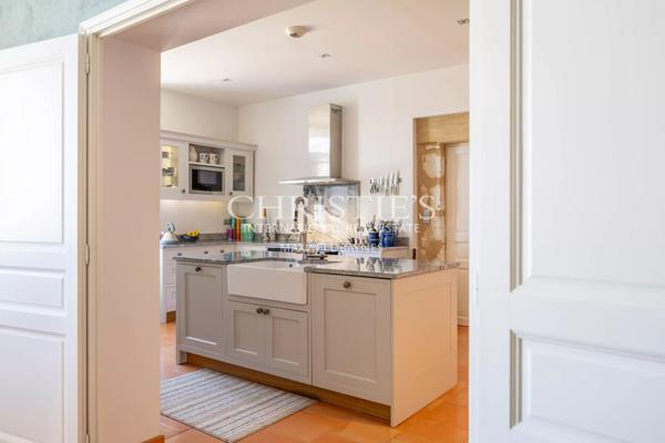 Manoir élégant avec un cottage de garde et des jardins soigneusement aménagés