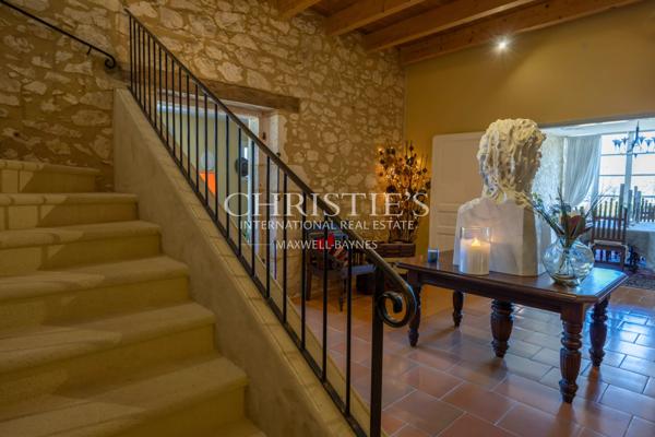 Manoir élégant avec un cottage de garde et des jardins soigneusement aménagés