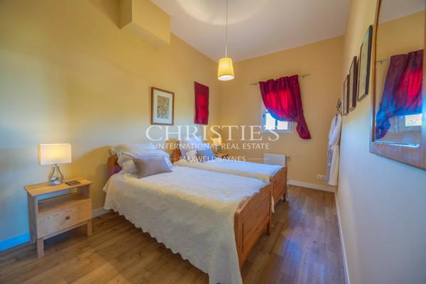 Manoir élégant avec un cottage de garde et des jardins soigneusement aménagés