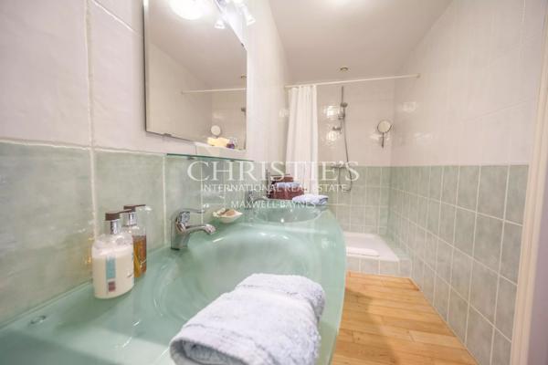 Manoir élégant avec un cottage de garde et des jardins soigneusement aménagés