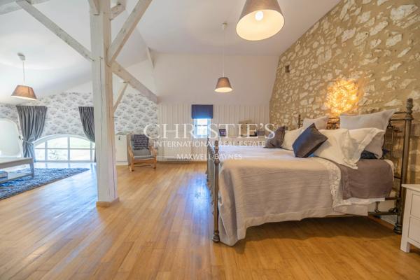 Manoir élégant avec un cottage de garde et des jardins soigneusement aménagés