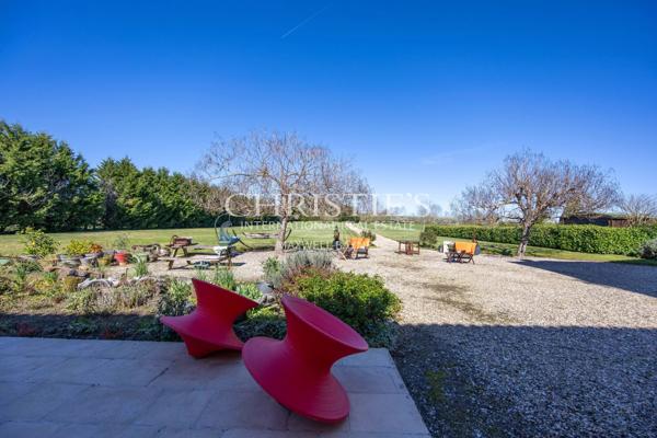 Manoir élégant avec un cottage de garde et des jardins soigneusement aménagés