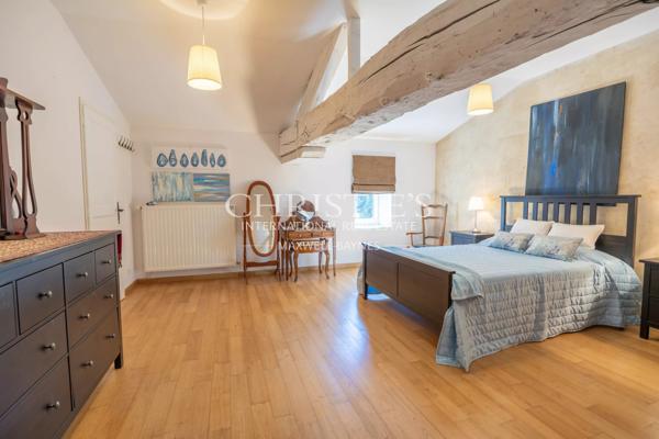 Manoir élégant avec un cottage de garde et des jardins soigneusement aménagés