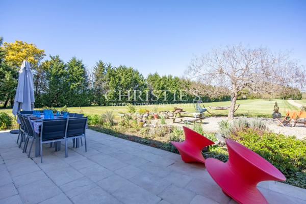 Manoir élégant avec un cottage de garde et des jardins soigneusement aménagés