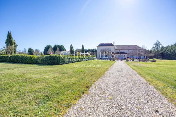 Manoir élégant avec un cottage de garde et des jardins soigneusement aménagés