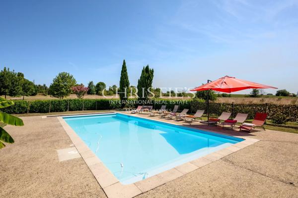 Manoir élégant avec un cottage de garde et des jardins soigneusement aménagés