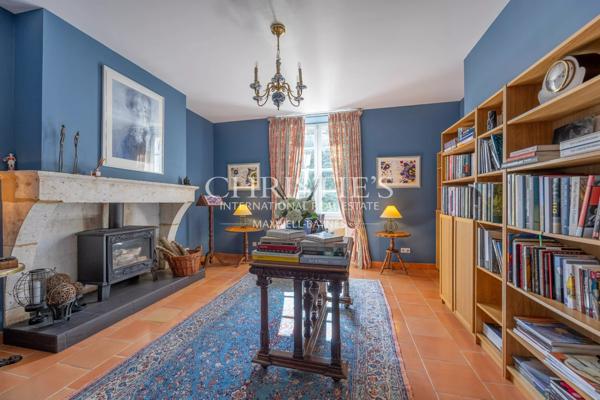 Manoir élégant avec un cottage de garde et des jardins soigneusement aménagés