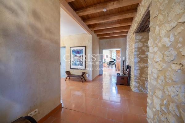 Manoir élégant avec un cottage de garde et des jardins soigneusement aménagés