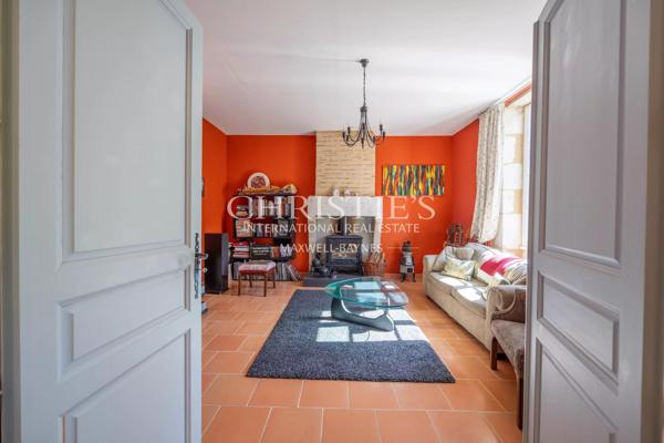 Manoir élégant avec un cottage de garde et des jardins soigneusement aménagés