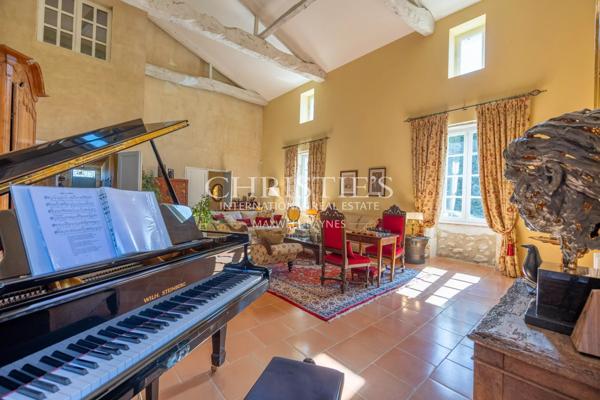 Manoir élégant avec un cottage de garde et des jardins soigneusement aménagés