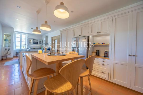 Manoir élégant avec un cottage de garde et des jardins soigneusement aménagés