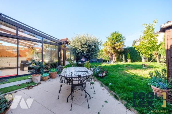 BRINDAS, maison familiale avec jardin.