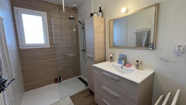 Saint-Maxire (79410) A 9 kms de NIORT, à SAINT-MAXIRE, PAVILLON DE PLAIN-PIED de 2023 avec 4 CHAMBRES et GARAGE DOUBLE sur TERRAIN