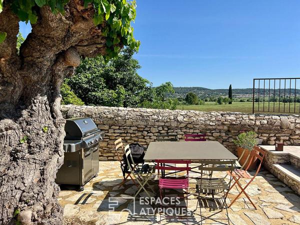 L’Âme d’un Prieuré : Propriété avec piscine et vue