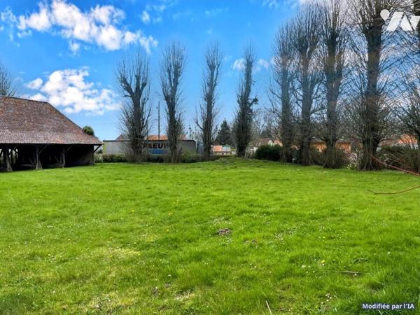 Caumont, terrain à bâtir avec grange en bois et tuiles