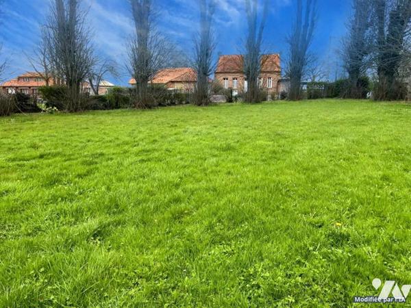 Caumont, terrain à bâtir avec grange en bois et tuiles