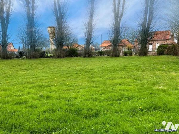 Caumont, terrain à bâtir avec grange en bois et tuiles