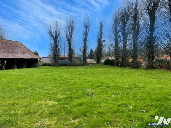 Caumont, terrain à bâtir avec grange en bois et tuiles