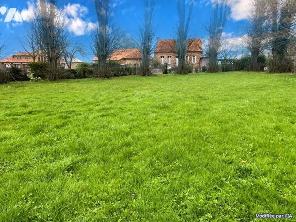 Caumont, terrain à bâtir avec grange en bois et tuiles
