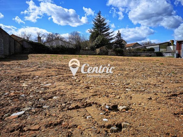 Terrain constructible plein centre bourg