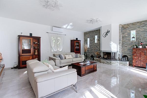 À VENDRE À LORGUES MAISON 195m² avec piscine et garage.