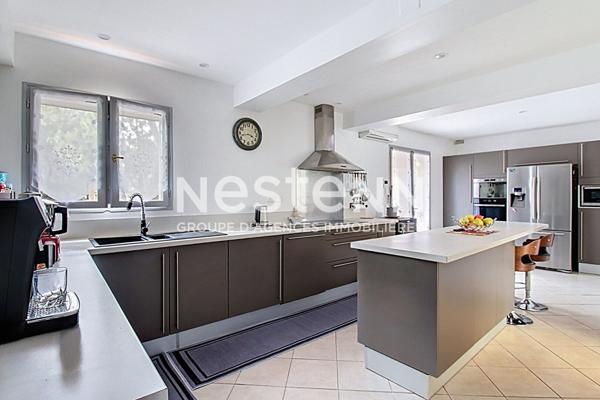 À VENDRE À LORGUES MAISON 195m² avec piscine et garage.