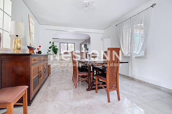 À VENDRE À LORGUES MAISON 195m² avec piscine et garage.