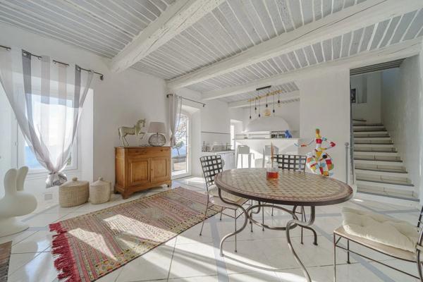 A vendre à Grasse, ancienne bastide de parfumeur avec vue mer