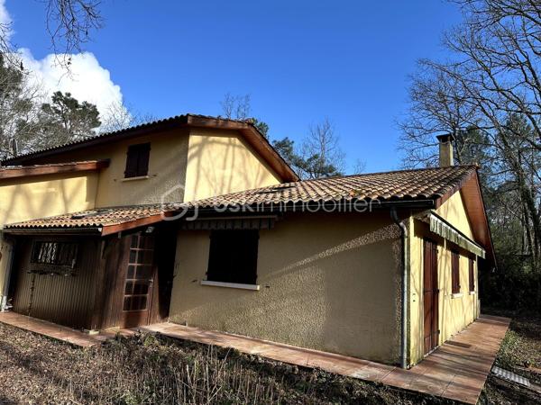 Au cœur de la très prisée Marina de Talaris, résidence privée et sécurisée avec gardien, piscine, tennis et accès direct au lac du Moutchic, découvrez cette maison nichée dans un environnement naturel rare, à seulement quelques minutes de l’océan.

Implantée sur une belle parcelle arborée d’environ 1 190 m², cette maison de 1975 développe environ 140 m² habitables et offre un cadre de vie paisible, idéal en résidence principale comme secondaire.

Dès l’entrée, vous serez séduits par un séjour chaleureux avec cheminée à insert, ouvert sur la nature, prolongé par une véranda lumineuse permettant de profiter du jardin toute l’année.

La maison propose :

3 chambres de plain-pied
une salle de bain et WC indépendants
une cuisine ouverte sur la pièce de vie

À l’étage, une spacieuse mezzanine de plus de 30 m², avec salle d’eau et WC, offre de nombreuses possibilités : espace nuit supplémentaire, bureau, salle de jeux…

Un double garage complète l’ensemble.

🌿 Un bien au fort potentiel, dans un cadre de vie recherché, où chacun pourra imaginer et créer un lieu à son image.