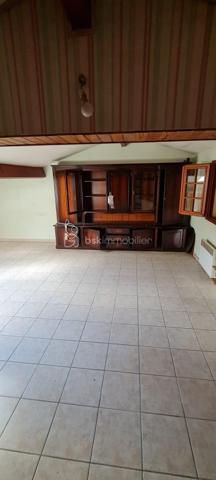 Au cœur de la très prisée Marina de Talaris, résidence privée et sécurisée avec gardien, piscine, tennis et accès direct au lac du Moutchic, découvrez cette maison nichée dans un environnement naturel rare, à seulement quelques minutes de l’océan.

Implantée sur une belle parcelle arborée d’environ 1 190 m², cette maison de 1975 développe environ 140 m² habitables et offre un cadre de vie paisible, idéal en résidence principale comme secondaire.

Dès l’entrée, vous serez séduits par un séjour chaleureux avec cheminée à insert, ouvert sur la nature, prolongé par une véranda lumineuse permettant de profiter du jardin toute l’année.

La maison propose :

3 chambres de plain-pied
une salle de bain et WC indépendants
une cuisine ouverte sur la pièce de vie

À l’étage, une spacieuse mezzanine de plus de 30 m², avec salle d’eau et WC, offre de nombreuses possibilités : espace nuit supplémentaire, bureau, salle de jeux…

Un double garage complète l’ensemble.

🌿 Un bien au fort potentiel, dans un cadre de vie recherché, où chacun pourra imaginer et créer un lieu à son image.