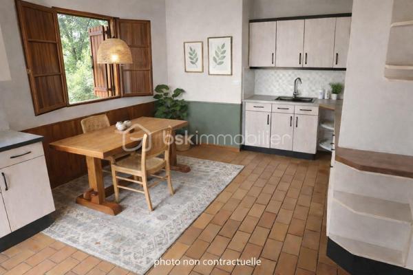 Au cœur de la très prisée Marina de Talaris, résidence privée et sécurisée avec gardien, piscine, tennis et accès direct au lac du Moutchic, découvrez cette maison nichée dans un environnement naturel rare, à seulement quelques minutes de l’océan.

Implantée sur une belle parcelle arborée d’environ 1 190 m², cette maison de 1975 développe environ 140 m² habitables et offre un cadre de vie paisible, idéal en résidence principale comme secondaire.

Dès l’entrée, vous serez séduits par un séjour chaleureux avec cheminée à insert, ouvert sur la nature, prolongé par une véranda lumineuse permettant de profiter du jardin toute l’année.

La maison propose :

3 chambres de plain-pied
une salle de bain et WC indépendants
une cuisine ouverte sur la pièce de vie

À l’étage, une spacieuse mezzanine de plus de 30 m², avec salle d’eau et WC, offre de nombreuses possibilités : espace nuit supplémentaire, bureau, salle de jeux…

Un double garage complète l’ensemble.

🌿 Un bien au fort potentiel, dans un cadre de vie recherché, où chacun pourra imaginer et créer un lieu à son image.