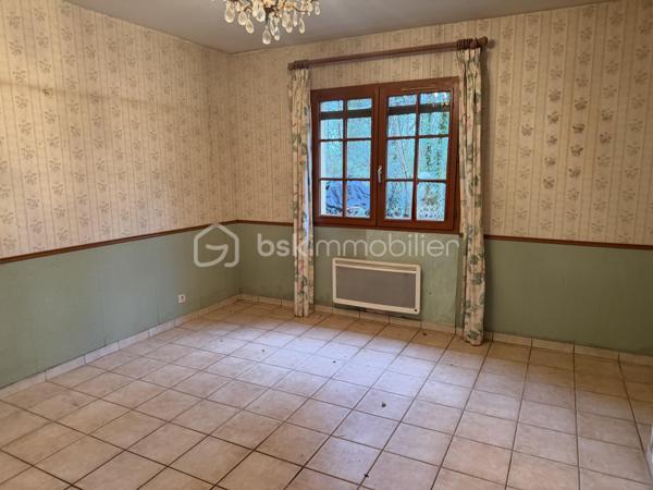 Au cœur de la très prisée Marina de Talaris, résidence privée et sécurisée avec gardien, piscine, tennis et accès direct au lac du Moutchic, découvrez cette maison nichée dans un environnement naturel rare, à seulement quelques minutes de l’océan.

Implantée sur une belle parcelle arborée d’environ 1 190 m², cette maison de 1975 développe environ 140 m² habitables et offre un cadre de vie paisible, idéal en résidence principale comme secondaire.

Dès l’entrée, vous serez séduits par un séjour chaleureux avec cheminée à insert, ouvert sur la nature, prolongé par une véranda lumineuse permettant de profiter du jardin toute l’année.

La maison propose :

3 chambres de plain-pied
une salle de bain et WC indépendants
une cuisine ouverte sur la pièce de vie

À l’étage, une spacieuse mezzanine de plus de 30 m², avec salle d’eau et WC, offre de nombreuses possibilités : espace nuit supplémentaire, bureau, salle de jeux…

Un double garage complète l’ensemble.

🌿 Un bien au fort potentiel, dans un cadre de vie recherché, où chacun pourra imaginer et créer un lieu à son image.