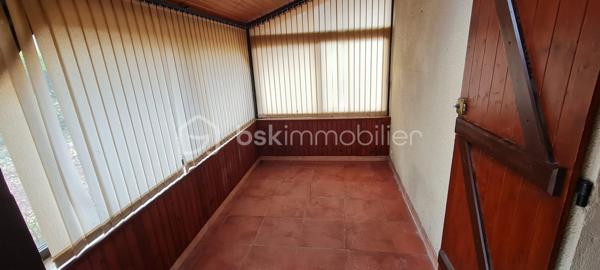 Au cœur de la très prisée Marina de Talaris, résidence privée et sécurisée avec gardien, piscine, tennis et accès direct au lac du Moutchic, découvrez cette maison nichée dans un environnement naturel rare, à seulement quelques minutes de l’océan.

Implantée sur une belle parcelle arborée d’environ 1 190 m², cette maison de 1975 développe environ 140 m² habitables et offre un cadre de vie paisible, idéal en résidence principale comme secondaire.

Dès l’entrée, vous serez séduits par un séjour chaleureux avec cheminée à insert, ouvert sur la nature, prolongé par une véranda lumineuse permettant de profiter du jardin toute l’année.

La maison propose :

3 chambres de plain-pied
une salle de bain et WC indépendants
une cuisine ouverte sur la pièce de vie

À l’étage, une spacieuse mezzanine de plus de 30 m², avec salle d’eau et WC, offre de nombreuses possibilités : espace nuit supplémentaire, bureau, salle de jeux…

Un double garage complète l’ensemble.

🌿 Un bien au fort potentiel, dans un cadre de vie recherché, où chacun pourra imaginer et créer un lieu à son image.