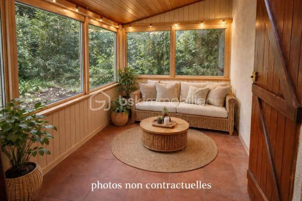 Au cœur de la très prisée Marina de Talaris, résidence privée et sécurisée avec gardien, piscine, tennis et accès direct au lac du Moutchic, découvrez cette maison nichée dans un environnement naturel rare, à seulement quelques minutes de l’océan.

Implantée sur une belle parcelle arborée d’environ 1 190 m², cette maison de 1975 développe environ 140 m² habitables et offre un cadre de vie paisible, idéal en résidence principale comme secondaire.

Dès l’entrée, vous serez séduits par un séjour chaleureux avec cheminée à insert, ouvert sur la nature, prolongé par une véranda lumineuse permettant de profiter du jardin toute l’année.

La maison propose :

3 chambres de plain-pied
une salle de bain et WC indépendants
une cuisine ouverte sur la pièce de vie

À l’étage, une spacieuse mezzanine de plus de 30 m², avec salle d’eau et WC, offre de nombreuses possibilités : espace nuit supplémentaire, bureau, salle de jeux…

Un double garage complète l’ensemble.

🌿 Un bien au fort potentiel, dans un cadre de vie recherché, où chacun pourra imaginer et créer un lieu à son image.