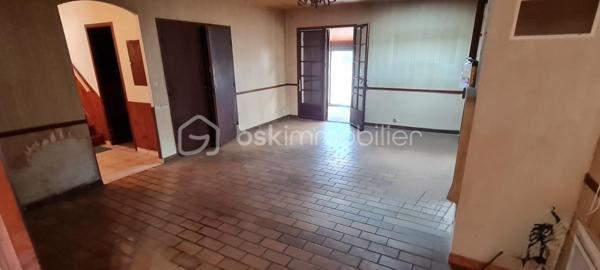 Au cœur de la très prisée Marina de Talaris, résidence privée et sécurisée avec gardien, piscine, tennis et accès direct au lac du Moutchic, découvrez cette maison nichée dans un environnement naturel rare, à seulement quelques minutes de l’océan.

Implantée sur une belle parcelle arborée d’environ 1 190 m², cette maison de 1975 développe environ 140 m² habitables et offre un cadre de vie paisible, idéal en résidence principale comme secondaire.

Dès l’entrée, vous serez séduits par un séjour chaleureux avec cheminée à insert, ouvert sur la nature, prolongé par une véranda lumineuse permettant de profiter du jardin toute l’année.

La maison propose :

3 chambres de plain-pied
une salle de bain et WC indépendants
une cuisine ouverte sur la pièce de vie

À l’étage, une spacieuse mezzanine de plus de 30 m², avec salle d’eau et WC, offre de nombreuses possibilités : espace nuit supplémentaire, bureau, salle de jeux…

Un double garage complète l’ensemble.

🌿 Un bien au fort potentiel, dans un cadre de vie recherché, où chacun pourra imaginer et créer un lieu à son image.