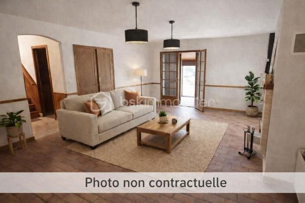 Au cœur de la très prisée Marina de Talaris, résidence privée et sécurisée avec gardien, piscine, tennis et accès direct au lac du Moutchic, découvrez cette maison nichée dans un environnement naturel rare, à seulement quelques minutes de l’océan.

Implantée sur une belle parcelle arborée d’environ 1 190 m², cette maison de 1975 développe environ 140 m² habitables et offre un cadre de vie paisible, idéal en résidence principale comme secondaire.

Dès l’entrée, vous serez séduits par un séjour chaleureux avec cheminée à insert, ouvert sur la nature, prolongé par une véranda lumineuse permettant de profiter du jardin toute l’année.

La maison propose :

3 chambres de plain-pied
une salle de bain et WC indépendants
une cuisine ouverte sur la pièce de vie

À l’étage, une spacieuse mezzanine de plus de 30 m², avec salle d’eau et WC, offre de nombreuses possibilités : espace nuit supplémentaire, bureau, salle de jeux…

Un double garage complète l’ensemble.

🌿 Un bien au fort potentiel, dans un cadre de vie recherché, où chacun pourra imaginer et créer un lieu à son image.