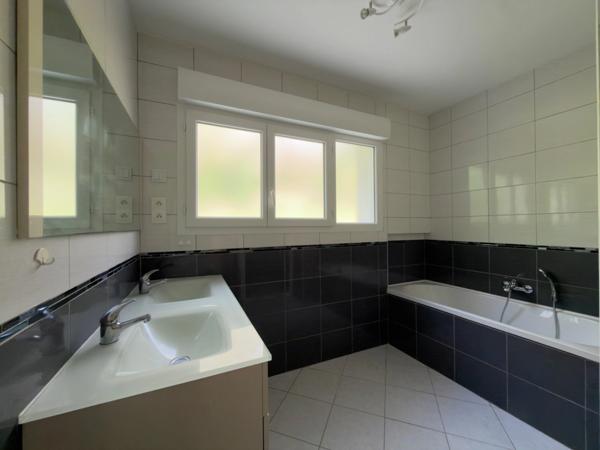 Maison entièrement rénovée à vendre 4 pièces de 85m2 avec 3 chambres et garage 60 m2 sur 833 m2 de terrain à CREYSSE (24)