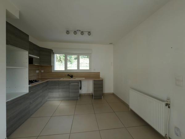 Maison entièrement rénovée à vendre 4 pièces de 85m2 avec 3 chambres et garage 60 m2 sur 833 m2 de terrain à CREYSSE (24)