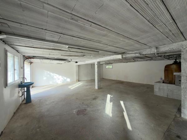 Maison entièrement rénovée à vendre 4 pièces de 85m2 avec 3 chambres et garage 60 m2 sur 833 m2 de terrain à CREYSSE (24)