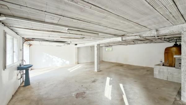 Maison entièrement rénovée à vendre 4 pièces de 85m2 avec 3 chambres et garage 60 m2 sur 833 m2 de terrain à CREYSSE (24)