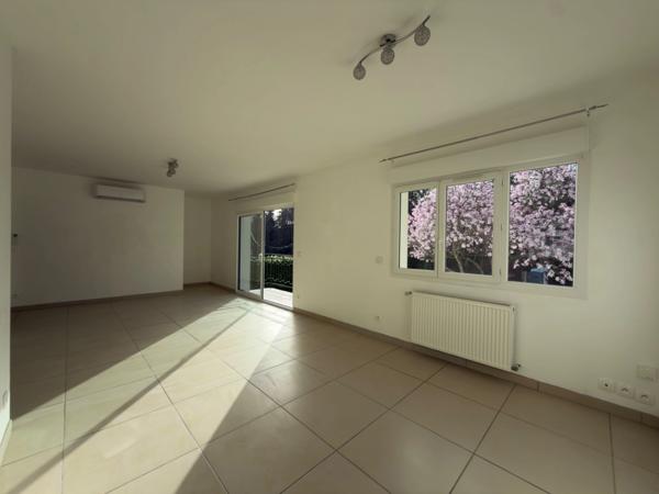 Maison entièrement rénovée à vendre 4 pièces de 85m2 avec 3 chambres et garage 60 m2 sur 833 m2 de terrain à CREYSSE (24)