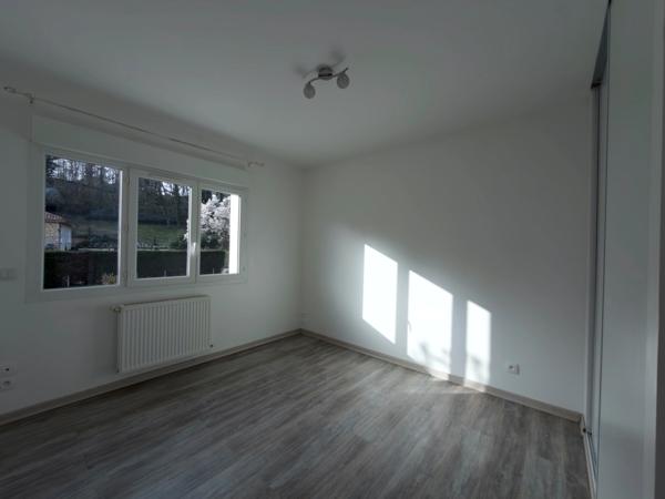 Maison entièrement rénovée à vendre 4 pièces de 85m2 avec 3 chambres et garage 60 m2 sur 833 m2 de terrain à CREYSSE (24)