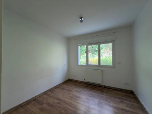 Maison entièrement rénovée à vendre 4 pièces de 85m2 avec 3 chambres et garage 60 m2 sur 833 m2 de terrain à CREYSSE (24)