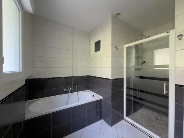 Maison entièrement rénovée à vendre 4 pièces de 85m2 avec 3 chambres et garage 60 m2 sur 833 m2 de terrain à CREYSSE (24)